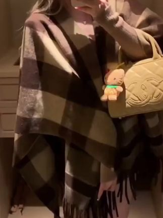 #好物推荐🔥 美拉德色系格子流苏披肩围巾女韩系百搭高级感保暖围脖冬季加厚款#爆款热卖中 #面料柔软舒适 #披肩围巾