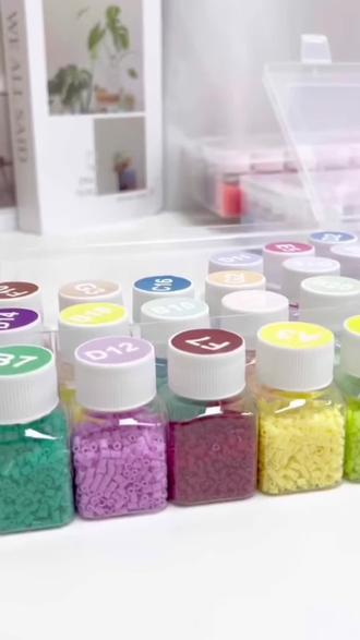 今天给大家分享一款超好玩的手工拼豆,适合小朋友在家制作的小玩具,简单易上手,还有教程可以参考哦!做出各种好看的图案,不仅锻炼孩子的动手能力,还培养专注力,做出来的成品也是成就感满满呀!快给家里的小宝贝安排一套吧!记得点赞关注哦!