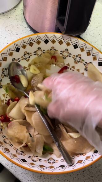 宝子们!夏天没胃口的时候,我就靠这盘酸辣脆爽的腌萝卜续命!
做法超简单,3步就能搞定,酸甜开胃,解腻又下饭,配粥、配面、配烧烤都绝了!
#真实生活分享计划 #腌萝卜 #下饭菜 #厨房小白 #美食教程