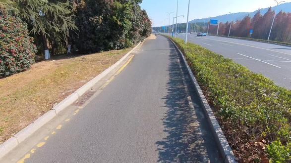 常熟虞山恐龙线超详细攻略来啦~ #虞山恐龙线 #虞山霸王龙 #徒步路线 #路线攻略 #热点 从虞山龙潭东边小树林进入,途经:茶园-茶室-大石板路-木制阶梯道路-墓地-兴福-竹林-野路-茶园-维摩山庄(剑门)-桂香园公交车站-宝岩(军警民训练基地公交车站)-环山公路-索道售票处-剑门公交车站-大风车休息驿站-茶园-军营-山间小野路-网红拍照打卡墙-龙潭。
全程约16公里。悠闲爬约4-5小时可达成,比雄鹰线简单,路子虽野但难度不高。
需要注意的几点:
1、开局的路有亿点难找,需要一定的耐心。
2、穿长袖长裤防止被刮伤😂
3、爬之前可以提前下好两步路作为参考,误差在50米之内都是小问题,尤其是小野路,不影响画图。
4、冬天休闲爬建议冬天中午12点前出发,因为天黑的早。
5、营地茶园出来以后跨不过铁门的,右边有段铁丝网破了个大洞,可以钻出去。
6、有问题再问叭。。