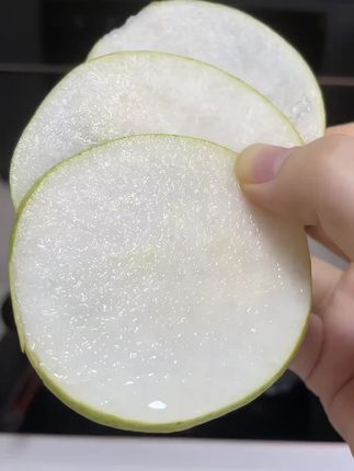 烂大街的爱 都不如好朋友切的爆汁青梨#友情在这一刻具象化了 #好吃到停不下来#青梨 #梨子 #脆甜多汁