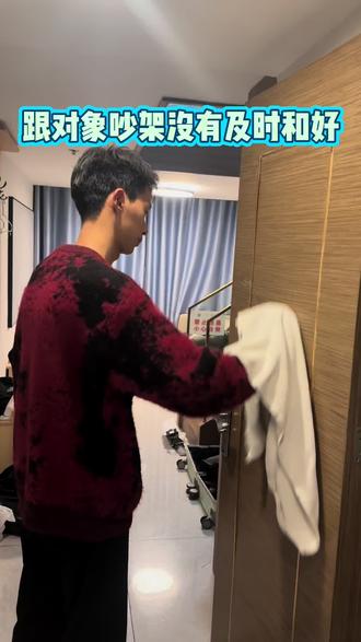 谁呀 到底是谁???#万万没想到 #原创视频 #搞笑 #情侣 #2025旅行高光时刻回顾