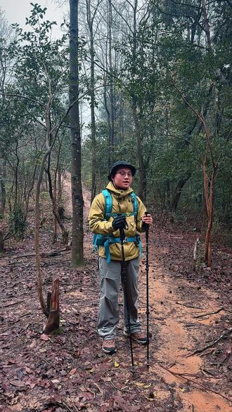 登山杖的使用:在不同场景使用方法也有所不同,平路、上坡路、下坡路以及斜坡路所需要调节的长度需根据路面实际情况进行调节。 #徒步登山 #户外徒步登山 #户外装备 #登山杖使用方法 #登山杖