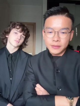 很多朋友一开始都会有疑虑,说凯诺,我虽然喜欢你还有你老婆,但是你九十九元两瓶的酒确实太便宜了,但是呢,又喜欢我是吧?就买个九十九两瓶吧,不好喝就当被骗了,反正你也不是第一次被骗,但是没想到拿到家里面之后。喝完确实感觉比外面大几百的酒还好喝。接下来上的这款酒呢,是十七世纪格鲁吉亚非常著名的一个酒庄,联合了高加索,一个非常有名的画家。画了这幅画,二零二二年酒精度十二点五度的舔口半天红,九十九元,到手两瓶。如果平常喜欢在家里面跟自己的老公。跟自己男朋友小酌微醺的这款酒,你放心,眼睛闭着就直接拍。三单一瓶原装公家的葡萄酒,配料表只有葡萄之后二氧化硫特别干净,可以放心喝,可以放心松软,是的,就不会丢脸#凯诺梦露夫妇 #凯诺夫妇 #半甜红葡萄酒#葡萄酒 #格鲁吉亚葡萄酒