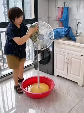 天气渐渐变凉,家里的风扇也该收起来了,我就着手买了这个风扇防尘罩,弹力包裹的设计,大小风扇都可以用,不但颜值美观,而且防尘防水,清洗干净后还可以重复使用,来年就不用清洗风扇啦。花色也很很漂亮,还有多个花色可以供你门选择,姐妹们赶紧备起来哦#风扇防尘罩#防尘罩#干净又美观#大小风扇均可用