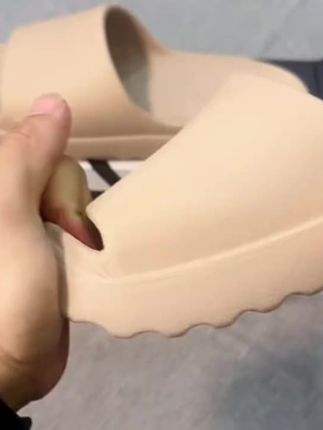 adidas Adilette Lumia拖鞋开箱视频 这双拖鞋小陆找了太久了,一款无异味,而且脚感很不错的adidas的拖鞋 简直是男生夏天的宝藏拖鞋 #一双拖鞋穿遍夏天 #adidas休闲拖鞋 #颜值超高的防滑一字拖鞋 #夏日能穿出门的拖鞋#百搭休闲宝藏拖鞋分享
