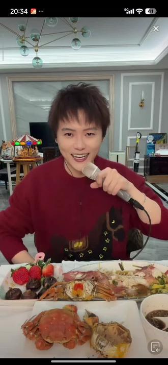 陈柯宇时隔7年再次直播演唱《生僻字》૮ ・ﻌ・ა 陈柯宇时隔7年再次直播演唱《生僻字》🎤 熟悉的旋律瞬间拉回18年夏天🌞 那个唱着“魃魈魁鬾”的你,还记得吗?🔥 这次舞台依然惊艳,回忆杀满分💯 是谁的DNA动了? #陈柯宇 #生僻字 #回忆杀 #直播舞台 #音乐时光 刚刚@陈柯宇K-KO