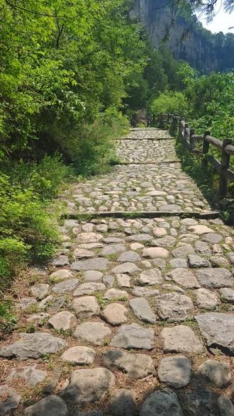 白陉古道
山西省第六批省级文物保护单位
白陉古道,亦称孟门陉,位于山西省晋城市陵川县马圪当乡横水村至双底村,年代涵盖明代至清代。
白陉是太行八径(其他七径分别是轵关陉、太行陉、滏口陉、井陉、飞狐陉、蒲阴陉、军都陉)中的第三径。古道从河南省辉县薄壁镇起至山西省晋城市陵川县横水河村,全程九十余华里。现白陉古道大部分路段已被改造为公路,只有陵川县横水河村至双底村的这段古道保存最为完好,长约4千米,由行巅第一桥、悬天栈道、七十二道拐三部分组成,沿途有自然景观,更有丰富的文化内涵。
白陉在战争年代是一条运送粮草与兵马的军事要道,在和平年代是南北经济、文化交流的重要商道,是太行山中的一条“茶马古道”。在交通不发达的年代,白陉古道成为晋商交流南北、通货东西的重要商道,具有较高的历史研究价值。
2021年8月5日,白陉古道被山西省人民政府公布为第六批省级文物保护单位。
#周边游 #爬山 #郑州 #登山 #江南户外