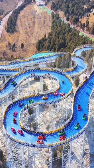 齐鲁大地的弯道盛宴!青州九龙峪齐鲁天路飞车,潍坊首发,3000米九曲十八弯环山赛道,2026春节全新开滑,2月9号首播抢票,喊上你的小伙伴们来战,此生必驾的山地飞车,新年必须冲! #青州九龙峪
#潍坊人马年的速度与激情#潍坊春节去哪玩
#青州旅游攻略#潍坊的年味终于来了