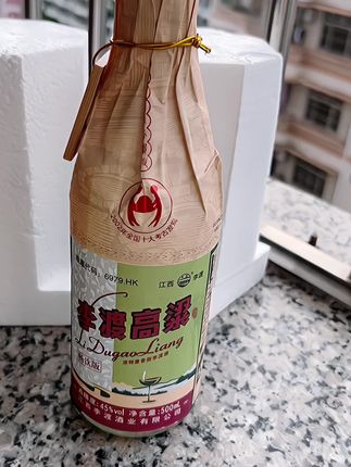 李渡高粱畅饮·浓特兼香型白酒:江西千年酒乡李渡镇匠心酿造。45度醇厚酒体,精选70%大米与30%高粱,依托元代活态古窖池群,融合古法与现代技艺,成就“一口四香”的独特魅力——端杯闻浓香,沾唇品米香,细酌含清香,回味陈酱香。入口绵柔,落口甘爽,余韵悠长。 经典光瓶设计,摒弃浮华,以“中国最贵光瓶酒”之姿回归酒质本真,瓶底元代窖池纹饰诉说千年传承。王安石、欧阳修曾为之驻足豪饮,留下“闻香下马,知味拢船”佳话。500mL容量,无论独酌或共饮,皆以纯粹粮香唤醒微醺诗意,品鉴时光真味。#白酒 #纯粮酿造 #李渡酒 #原创作品 #强烈推荐