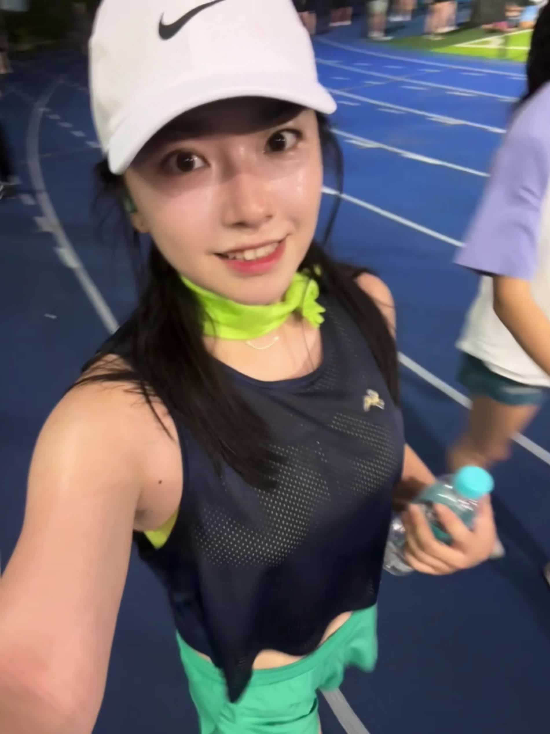 你们的夏训快结束了吗🏃🏻 刷到北方城市的跑者陆陆续续都开始穿长袖跑步了,好羡慕,因为夏装已经有点穿腻了,现在的上海还是一会儿凉快一会儿闷热的阶段,用了一夏天的降温小冰巾还剩好多个,上海慢点降温吧让我把库存先用完🥲 #跑步 #跑步治愈一切 #跑步神器 #跑步装备