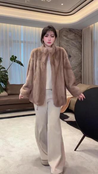 时尚百搭又显贵保暖金堡水貂 帕斯条色水貂买什么颜色呢?你必买浅帕斯条色,非常洋气显瘦耐脏,每件都是芬兰进口SAGA厂牌,又柔又软非常保暖又好看,性价比巨高,喜欢高货姐妹闭眼去收!#水貂皮草 #显瘦穿搭 #秋冬穿搭 #精致女人必备 #高级感穿搭