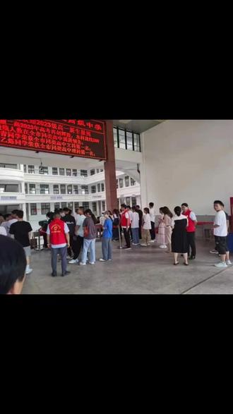 临颍二高高一新生报到。