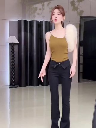 “321看过来!这条小黑裤不沾毛,养宠姐妹闭眼入。提臀收腹还收腰,拉链一拉显瘦绝,秋冬搭大衣羽绒绝绝子~#高腰显瘦裤 #提臀小黑裤 #不沾毛神裤 #日常百搭裤 #显瘦穿搭”
