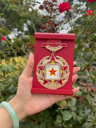 这抹中国红,藏着刻在骨子里的信仰与荣光。#人民的胜利 #邮票 #徽章 #冰箱贴