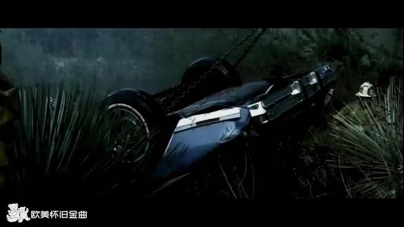 Eminem & Dido - Stan Stan是由美國饒舌歌手Eminem(艾米納姆)演唱的一首歌曲,其人聲採樣自英國歌手黛朵的歌曲《Thank You》的開場白。歌曲發行時間:2000年11月20日,收錄於第三張專輯《The Marshall Mathers LP》中的第三首單曲。 這首歌講述了一個名叫斯坦利“斯坦”米切爾(由阿姆配音)的人的故事,他自稱是阿姆最大的粉絲。有人認為斯坦這個名字是跟蹤者和粉絲這兩個詞的合成詞,儘管尚不清楚這個名字是否是出於這個意圖而選擇的。Stan一詞從此成為網路俚語,指對某物或某人極度痴迷的粉絲,源自歌曲的標題。他給阿姆寫了幾封信;在兩節經文中,他表現出對說唱歌手的痴迷,當沒有回應時,他變得越來越沮喪和憤怒。他最終錄製了自己在高速公路上駕駛汽車時的錄音,當時他服用了大量的鎮靜劑和酒精;這節經文包括對埃米納姆的《My Name is》的回憶,歌詞是“我喝了五分之一的伏特加,你敢讓我開車嗎?”,以及參考菲爾·柯林斯的《今夜在空中》。他透露,當他接近一座橋時,他懷孕的女友被綁在後備箱裡,他驚慌地意識到自己無法將磁帶發送給艾米納姆,但為時已晚。這首詩以他的汽車從橋上轉向並撞到下面的水面的聲音結束。音樂錄像帶影片由Dr. Dre和Philip Atwell執導,是對這個故事的字面解釋。影片中戴文薩瓦 (Devon Sawa)飾演斯坦,黛朵 (Dido)飾演他懷孕的女友。據Sawa稱,他得到這個角色是因為Dr. Dre是Sawa主演的《 Final Destination》的粉絲。