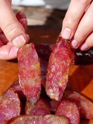 麻辣香肠 这个麻辣香肠真的太好吃了,它家的香肠都是纯手工制作的,三分肥七分瘦,吃起来麻辣鲜香,特别过瘾,可以水煮切片,也可以炒菜,蒸饭,吃起来肉质紧实,口感好,好吃极了#麻辣香肠 #麻辣香肠腊肉 #口感好