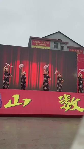 湘乡市泉塘镇湖山村委会灯耀湖山数惠乡村隆重举行,晚上还有大型文艺汇演和十几个龙灯队表演。