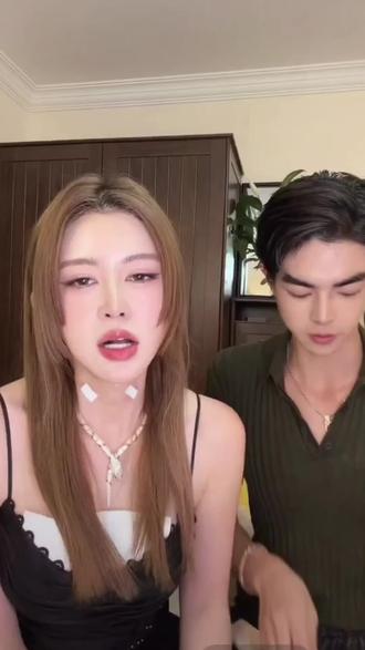 纳迪尔把爱意,悄悄种在了盈公主的颈间。两枚小小的草莓印,是他给的偏爱,是旁人看不懂的情深。被这样用心爱着的她,眼底满是笑意,这世间最安稳的幸福,大概就是被自己喜欢的人,这样妥帖地放在心上!#盈公主#纳迪尔#盈公主和纳迪尔#盈公主纳迪尔#小姐夫纳迪尔@👑盈公主👑 @盈公主视频负责人老周 @纳迪尔