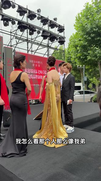 开业现场流量王直接送来了一匹马#李影 #开业 @李影5月28号早9点开业盛典