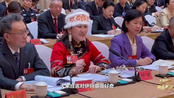 全国人大代表刘蕾两会现场即兴演唱赫哲族伊玛堪,讲述家乡十年蝶变展现幸福生活
3月7日,出席十四届全国人大四次会议的黑龙江省代表团举行开放团组活动,赫哲族全国人大代表刘蕾即兴唱起人类非遗代表作“伊玛堪”,用歌声展现赫哲族的幸福生活。刘蕾表示,十年前能完整说唱伊玛堪的传承人仅剩5位老人,如今已增至121人,中青年成为绝对主力。2025年12月,联合国教科文组织更将伊玛堪从急需保护名录转入人类非遗代表作,实现历史性突破。