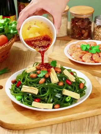 夏日凉拌海带丝:清爽开胃的低脂美食 翠绿海带丝搭配金黄腐竹,红白辣椒圈与酥脆花生粒相映成趣,淋上红油时芝麻香气四溢!这道开胃小菜酸辣爽脆,融合海洋鲜味与豆制品的醇香,搭配饮品或主食都很合适。烹饪秘诀在于用香醋提鲜、蒜末增香,轻松解决夏日食欲不佳的困扰,健康又美味#美食 #家常菜 #下饭菜 #凉拌菜 @DOU+小助手 @DOU+上热门 @我要上热门