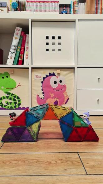 磁力片拱桥,康康说这是鹊桥,牛郎织女在上面相会
#热门 #磁力片 #儿童玩具 #小屁孩的日常 #记录美好生活