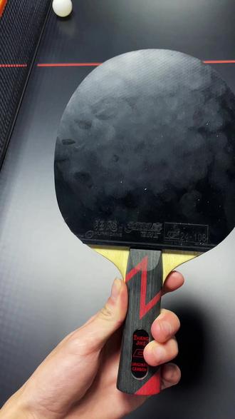 试打多尼克张继科,正手上旋球稳定,控制很好,弧线低不饱满,出球速度慢,但二跳明显,下旋球出球速度快,二条扎实,落点控制及佳。
反手上旋球控制不佳,下旋球旋转强烈,弧线饱满。适合正手喜欢撞击,反手喜欢旋转的选手,小力量友好,中等力量不稳定,大力量速度快旋转强,弧线下扎感强。
#乒乓球拍 #红张 #张继科 #多尼克张继科 #小牛乒乓球