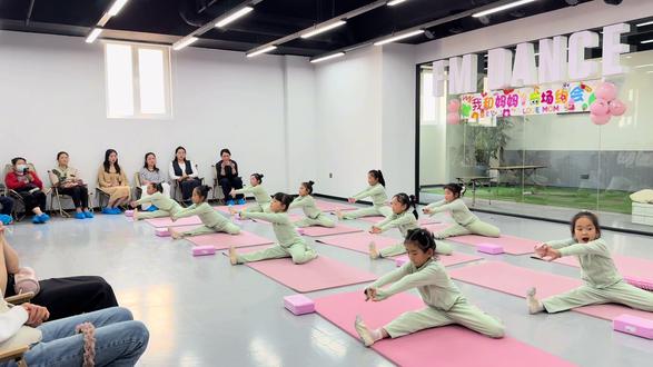 💐母亲节限定·舞蹈感恩公开课圆满落幕
以舞寄情,以爱告白💕
带宝贝探秘在妈妈肚子里的奇妙成长
一月一水果,一寸一成长
小手牵大手,共跳一支温柔舞曲
一个拥抱,一句悄悄话
都是孩子对妈妈最纯粹的爱意
愿时光温柔,岁月慢行
祝所有女神妈妈 母亲节快乐✨#母亲节 #女性力量 #高密芳美舞蹈