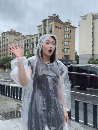 卡片大小的雨衣,带着一点也不占空,快备几个吧#雨衣 #卡片雨衣 #一次性雨衣