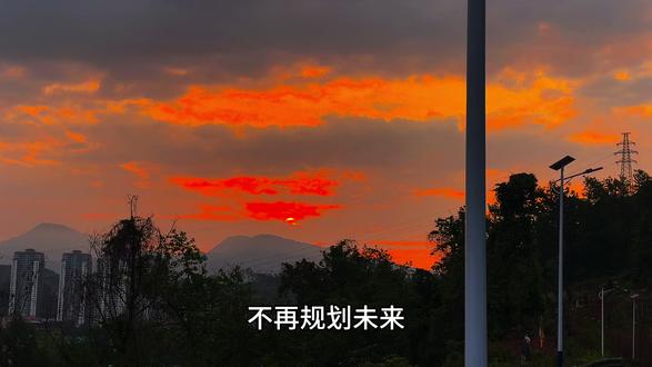 奶奶说,一旦女人有这些异常表现,很有可能你被戴帽子了,1:手机时刻不离身,频繁更换密码,聊天刻意回避,删除记录,对你极度防备,一碰手机就发火。2:态度由亲昵转为冷淡敷衍,不再关心你的生活,拒绝亲密接触,处处挑剔。3:突然注重打扮,频繁晚归,开销不明,社交圈对你封闭。4:情绪忽冷忽热,满心秘密,不再规划未来,消息不断却推脱是工作。5:言行矛盾,归家便洗漱更衣,对你的行踪毫不在意,眼神与肢体都充满疏离。