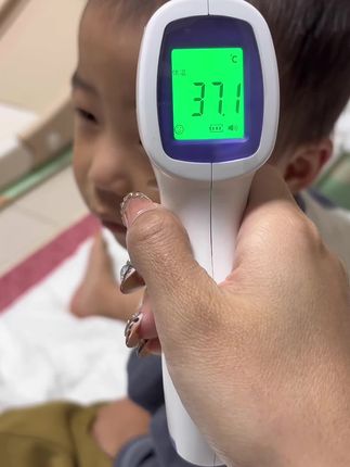 宝宝一闹体温根本没办法测量,带娃的日子只有妈妈懂#体温测量 #带娃必备好物 #丽医生医用红外额温计 #额温计 #降温了大家注意保暖