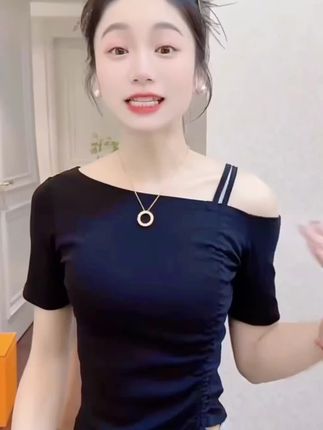 #上热门 时尚辣妹显瘦露肩抽绳短袖T恤女夏季新款一字肩锁骨短款纯欲上衣#夏季新款#时尚百搭 #夏季穿搭#每日穿搭
