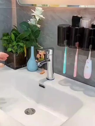 牙刷置物架免打孔,刷牙杯漱口杯挂墙式免钉牙缸挤牙膏壁挂式牙刷架。#牙刷置物架 #牙刷杯壁挂 #牙刷杯置物架