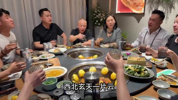 西北玄天一片云
乌鸦落在凤凰群
满屋都是英雄汉
谁是君来谁是臣