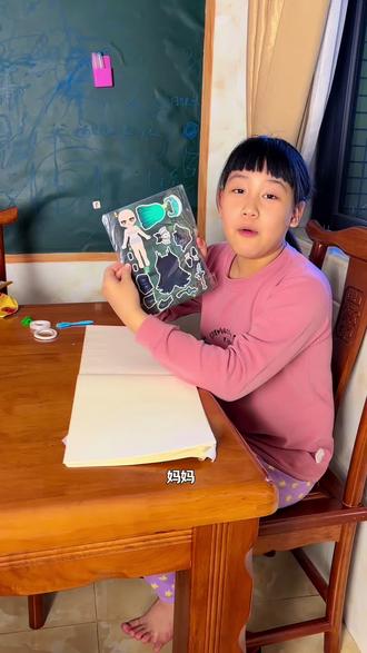 这是一款孩子看了都会喜欢的#换装贴纸 贴法新颖有趣,素材丰富多样,而且都是动画片里的人物,贴纸好看又好撕#手工diy #逃出惊魂夜 #专注力培养