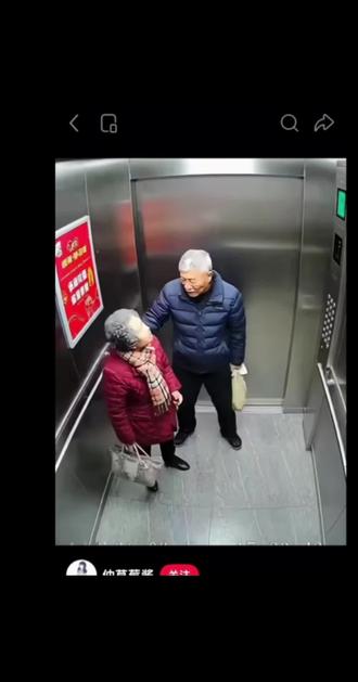 假牙掉了哈…电梯无人区,爱意满满,这一吻秒杀所有青春偶像剧#电梯 #传递正能量