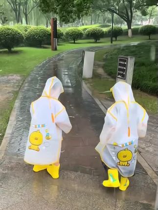 儿童雨衣 小时候的快乐长大真的很难找回来了,所以小时候请尽快快乐吧#雨衣 #儿童雨衣 #儿童雨衣推荐