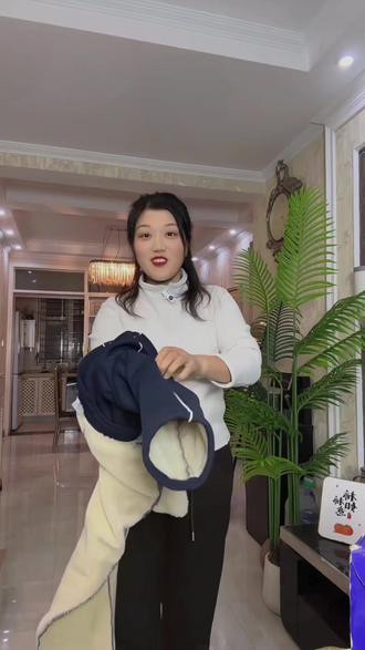 小学初中娃校服裤选它!羊羔绒款暖到心坎里 家有小学生、初中生的宝妈快冲!这条男女同款校服裤,把冬天的暖都缝进裤子里了~ 内里是软fufu的羊羔绒,贴身穿像抱了团小暖阳,早上去学校、课间跑跳都不冻腿。外层料子耐造还不显臃肿,蹲起、运动完全不束缚,男宝女宝穿都利落。 版型超贴心,松紧腰不勒肚子,胖瘦娃都能穿,搭校服上衣巨和谐。不用等预售,尺码全好搭配,给娃备两条换着穿,再也不用愁冬天穿校服冷啦! #小学初中校服裤 #羊羔绒保暖裤 #男女童同款裤子 #学生冬季穿搭 #宝妈童装分享