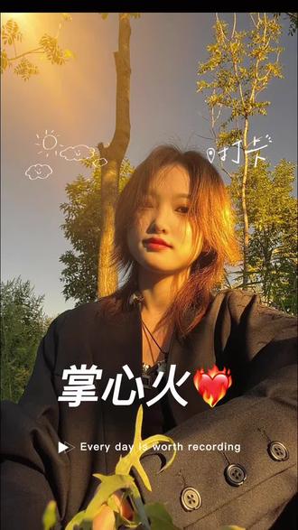 很多人不知道的玄学小知识,去除身上所有不利的气息,提升你的个人运用,掌心火互托热后,一手捂颈后,一手捂印堂,雾到手心不热,反复3到7次即可,颈后最容易有邪气钻入印堂式命宫,身体有晦气容易浮现在额头,每天用掌心火捂一下,提升气运,去除霉运,可以试试。#每日分享 #今日分享 #正能量#玄学