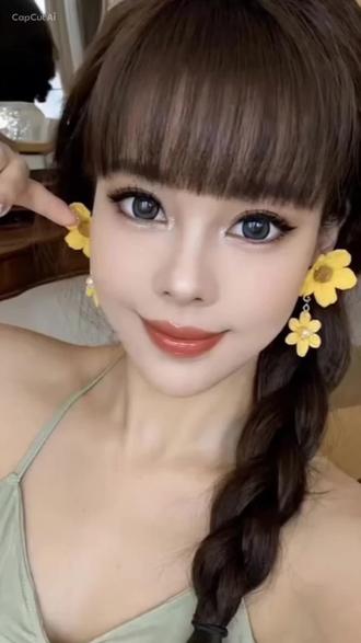 杭州的重型机车产业并非仅仅局限于整车制造,它已经发展成为一个以临平区和余杭区为核心,集研发设计、智能制造、核心零部件、品牌营销于一体的先进产业集群。
核心企业矩阵
春风动力:临平区的行业龙头,A股上市企业(2017年),Moto3赛事中国制造商。拥有国家级“卓越级智能工厂”。
土星动力(奔达摩托):余杭区的“国家级高新技术企业”,前身为浙江省四大骨干摩托车企业之一(1994年)。代表作品获德国红点设计奖,拥有省级研发中心。
零部件企业集群:为全球高端品牌提供配套,包括杭州东华链条(全球链传动领先)、斯敏格车业(全国最大摩托车条母生产商之一)、胜狮链条等。
资本加持
杭州资本敏锐地捕捉到了高端机车的发展潜力。2026年3月,杭州的创投基金作为主要投资方之一,参与了新兴品牌“张雪机车”高达9000万元的A轮融资。
销售与出口
杭州本土企业表现强劲,尤其在国际市场成绩斐然。例如,土星动力在奥地利设立分公司深耕欧洲市场,2025年其新开发的全地形车单一车型出口额便突破1亿元。
产业链与制造生态
杭州在产业上游同样实力雄厚。本地拥有发达的汽摩配市场,年成交量超百亿;同时,临平经开区作为核心集群地,聚集了省级“未来工厂”6家、智能工厂9家,通过产业链协同形成了强大智造能力。
市场挑战与机遇
本地市场限制:上城、西湖等核心主城区执行严格的禁摩政策。余杭、萧山等非核心区则可通过备案等方式合法骑行。
全国市场前景:尽管面临本地限制,但全国市场正朝着多元化、智能化、本土化方向高速发展,潜力巨大。
#杭州 #机车 #禁摩 #搬砖小姐姐
