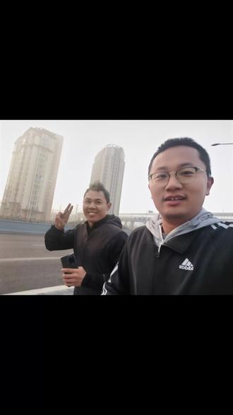 动起来,为健康;动起来,为理想;动起来,为了那一抹明亮!#在城市中跑步 #春天你好 #跑步迎接清晨第一缕阳光 #青岛