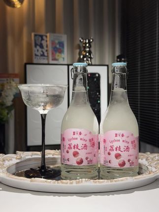 #微醺时刻 满口都是荔枝馥郁香甜!爆爽!好喝到离谱~配料表干净!精选荔枝鲜果糯米低温自然发酵~入口瞬间惊艳味蕾,清甜冰爽、鲜甜爆汁~口感层次丰富,每一口都是鲜果带来的清爽~#强烈推荐 #果酒 #口感特别好 #酒蒙子的日常