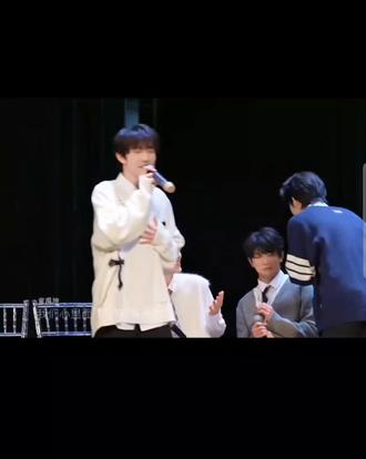 小情侣和别人有壁,极只有宝被拉走才有反应,然后后面宝只有看极跳舞的时候眼睛放光星星眼被迷住了#极禹#极禹临界暧昧 #极禹临界暧昧 #极禹热恋一百年