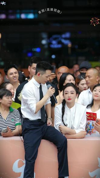 歌手杨雯梓现身索图大舞台,翻唱歌曲一开嗓震惊全场#索图大舞台 #户外直播现场 #人气爆棚 #百姓大舞台 #杨雯梓