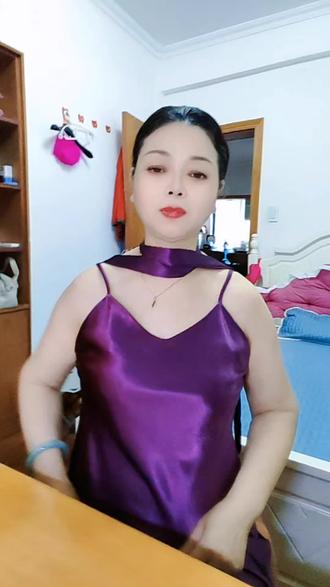 这件紫色缎面吊带裙真的太美了!丝滑的质感,优雅的光泽,穿上秒变气质女神👗✨无论是日常穿搭还是参加派对,都能轻松hold住!#时尚穿搭 #气质提升