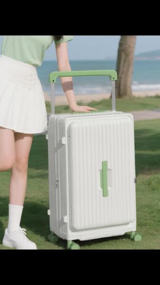 26寸大容量旅行箱,结实耐用超适合出行! 这款26寸旅行箱超实用!加厚材质超耐用,能装不少东西。宽拉杆设计,拉动轻松。做工精细,无论是日常出行还是旅行都很合适,让你出行更便捷,轻松装下所需物品。#26寸行李箱 #大容量旅行箱 #结实耐用行李箱 #宽拉杆行李箱 #密码箱