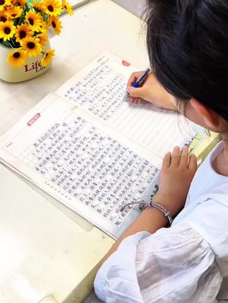 作文写得干巴巴,句子不生动,看看这本《作文加分句》,积累金句和素材#作文素材#优美句子#好词好句#小学作文#作文金句