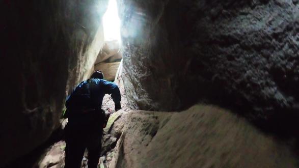 探寻乌井悬壶洞 乌井悬壶洞在南昌梅岭乌井法圆寺上山路径约200米右手边岔道的竹林中,先下坡再左拐上坡,一路大石头和红飘带会带你到这里。感谢刘队的记好和心海大哥的视频介绍。#大山深处 #丛林探险