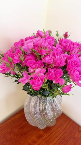 你喜欢什么,什么就会治愈你,一杯咖啡,一束鲜花,一缕阳光,这些细碎的美好,其实都是生活偷偷传递的温柔!#天荷繁星 #鲜花治愈心情 #网购鲜花 #一束花的仪式感 #好看的花一定要分享给你